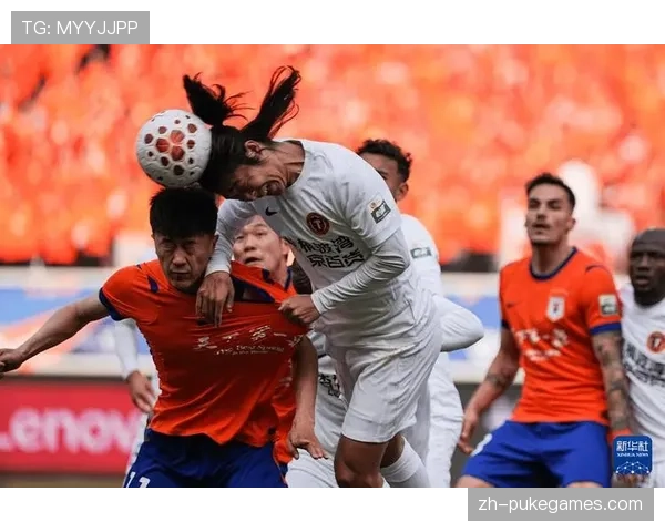 【2026年4月中超联赛·赛中·花絮场边花絮：大雨中，山东泰山队务为场地紧急排水